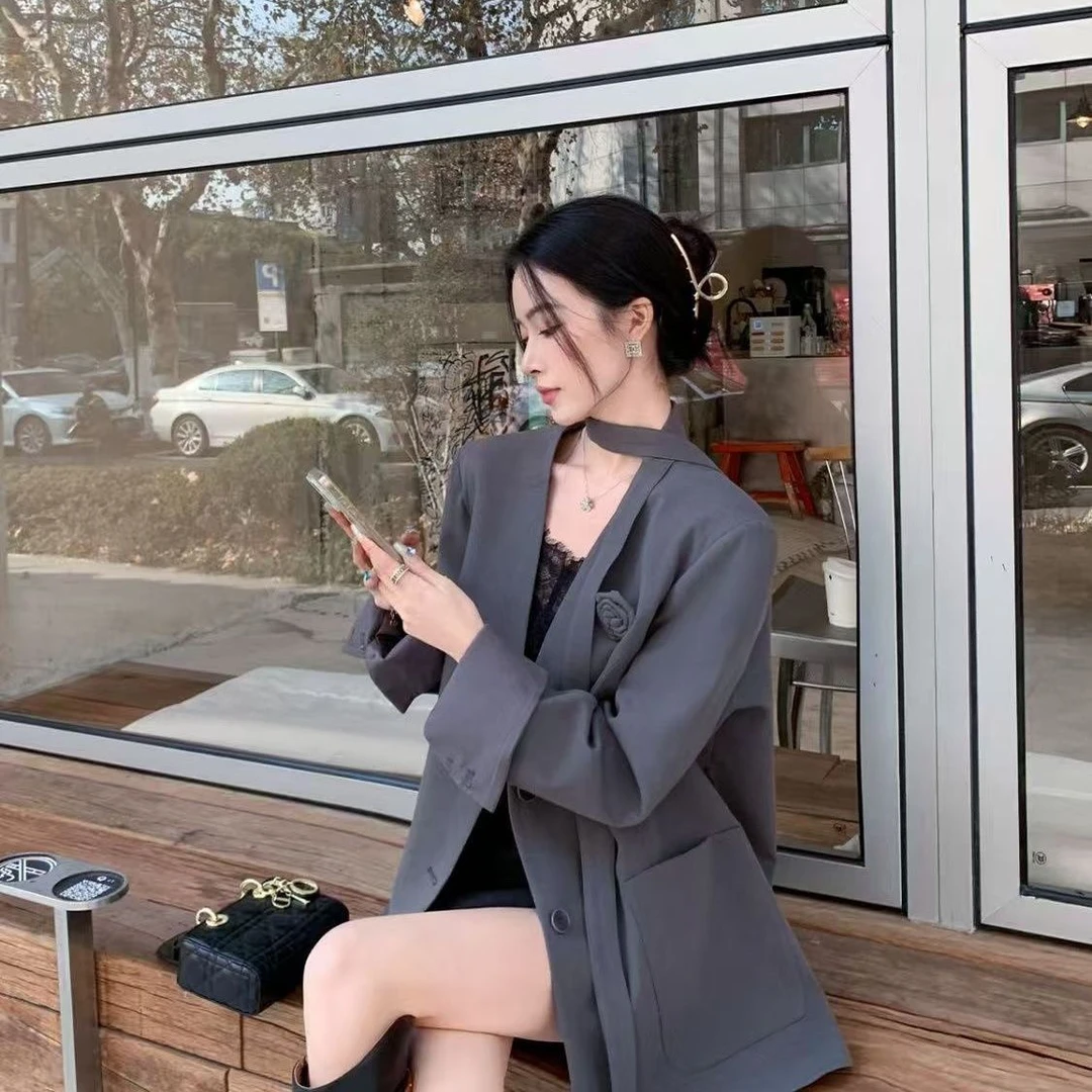 玫瑰胸针烟灰色飘带无领西装外套女春款宽松气质西服三件套装珠光