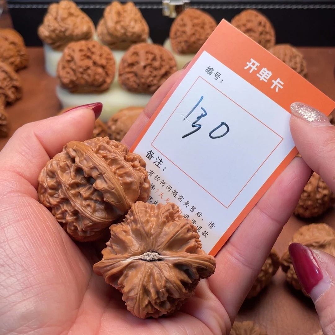 L***d文玩核桃吊坠白狮子43