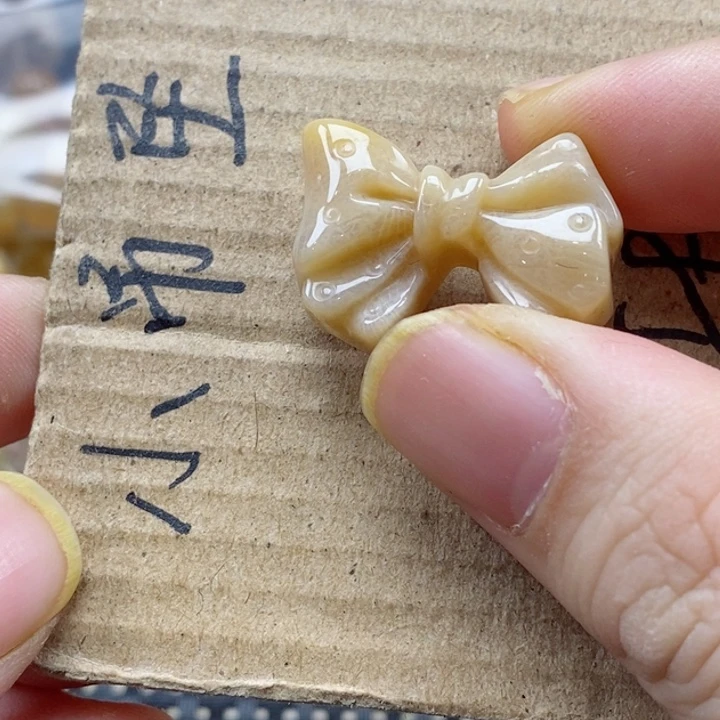 硅化珊瑚（珊瑚玉）颈饰未镶嵌时**絮