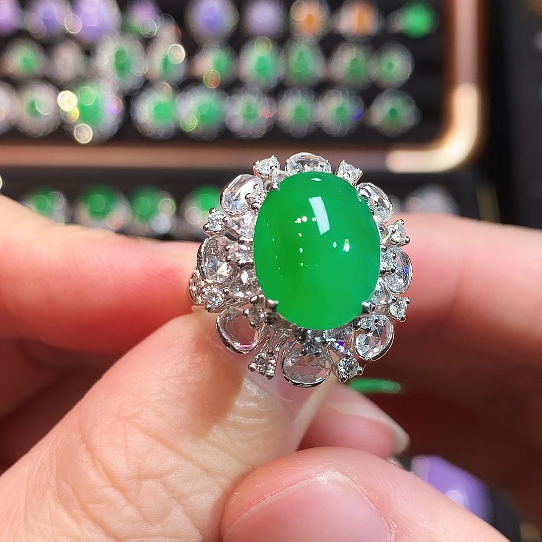 翡翠18K金镶嵌戒指高冰正阳绿鸽子蛋戒指