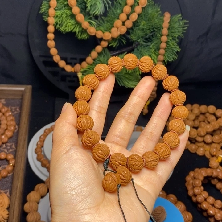 秦岭野生桃核手持