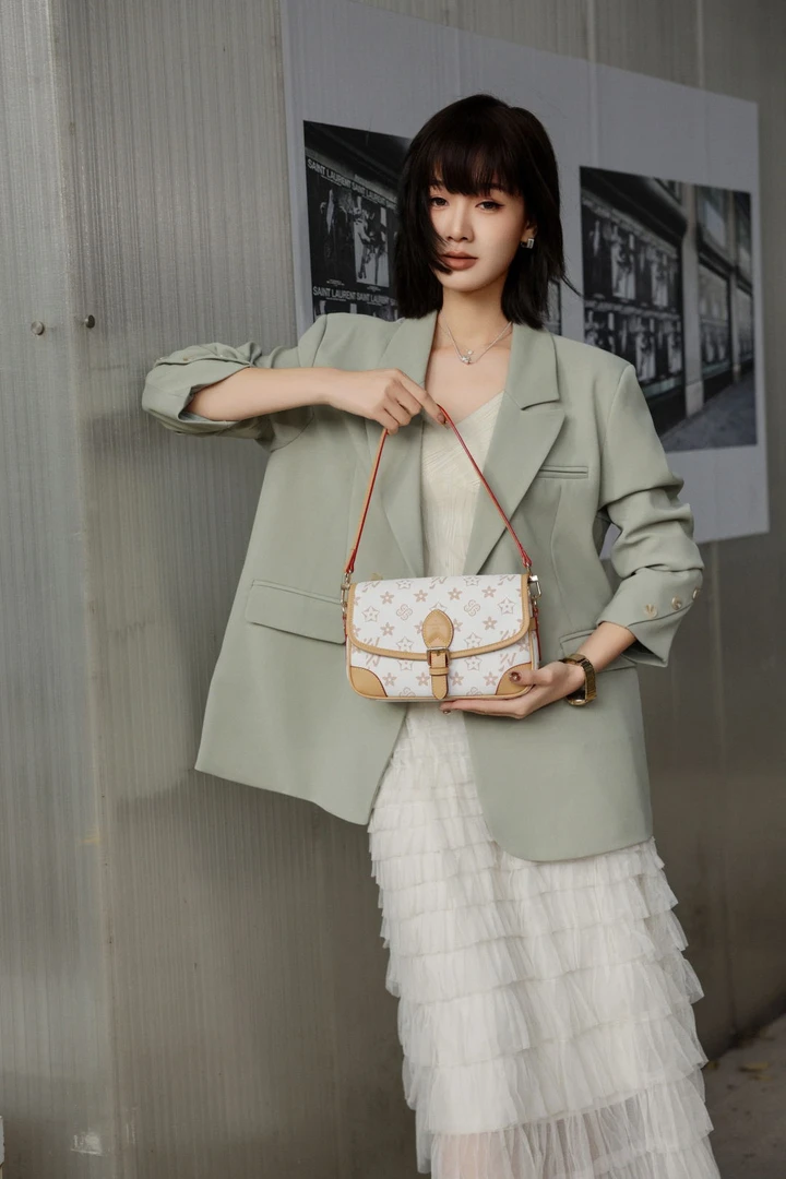 优草坊新款经典米白色单肩斜挎包