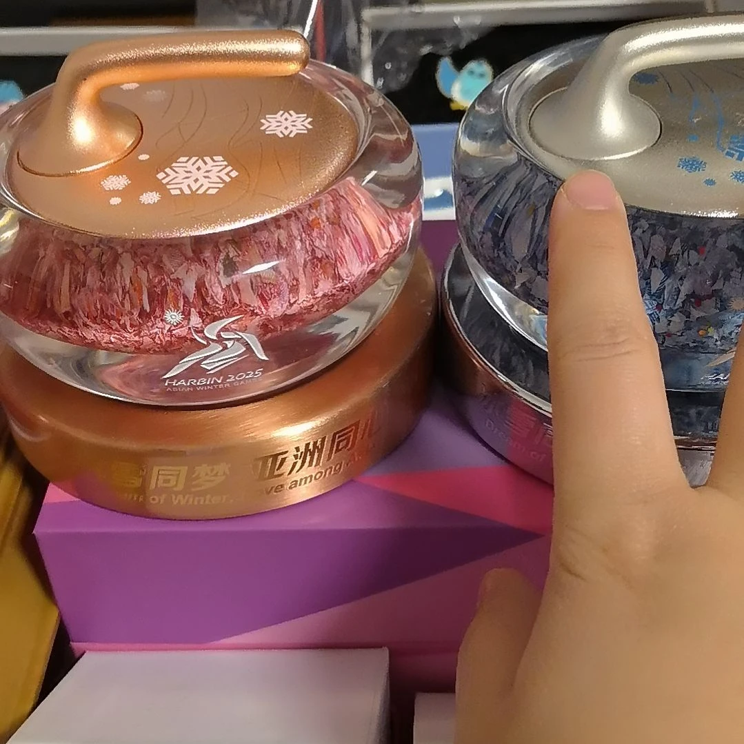 亚冬会中号红色和蓝色一对出送两个小礼品