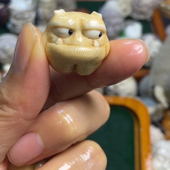 王***配饰鹿角雕刻一个出