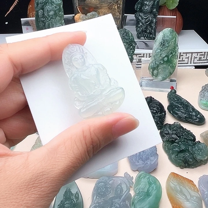 翡翠未镶嵌颈饰渡母