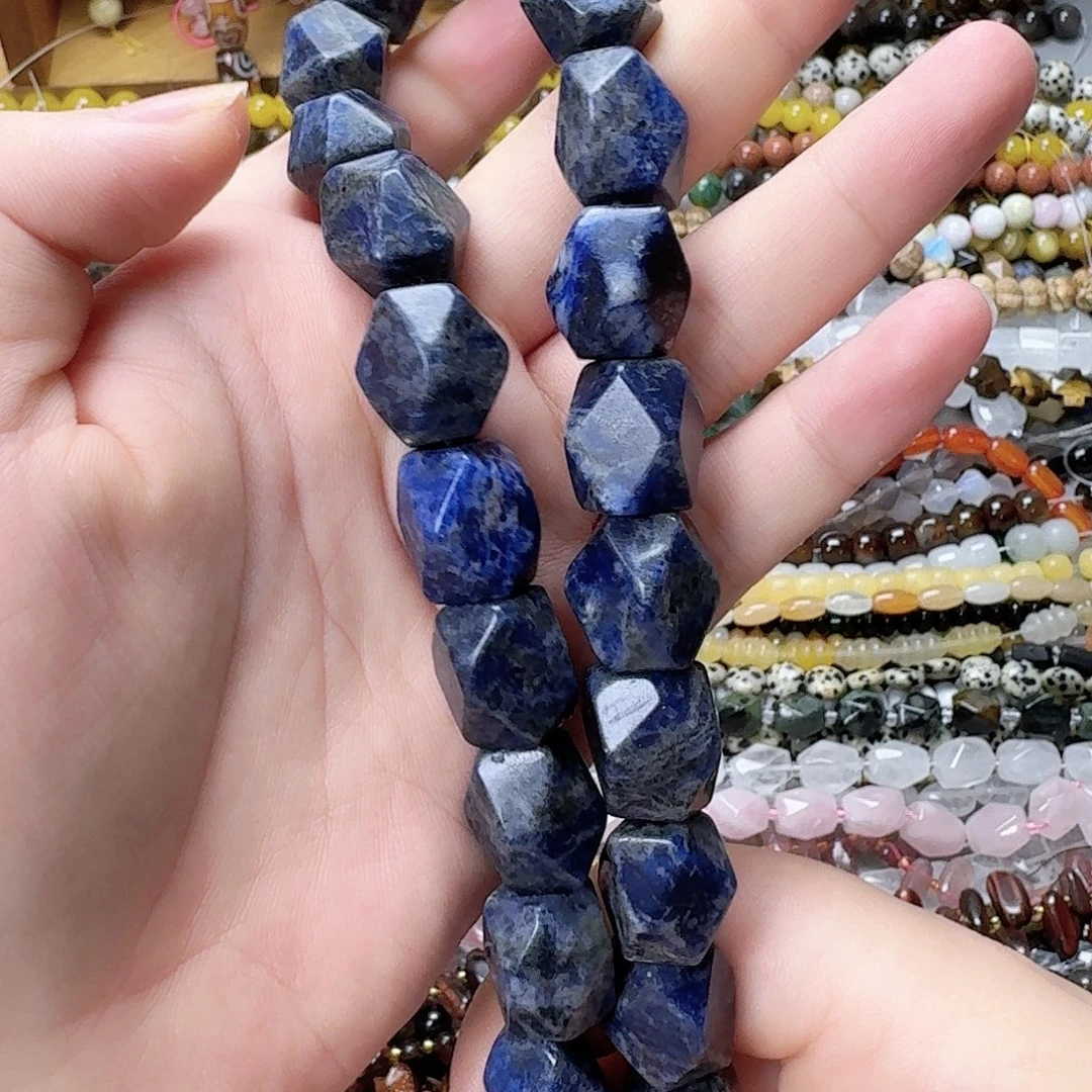 玛瑙/玉髓未镶嵌珠宝半成品蓝纹随形一条