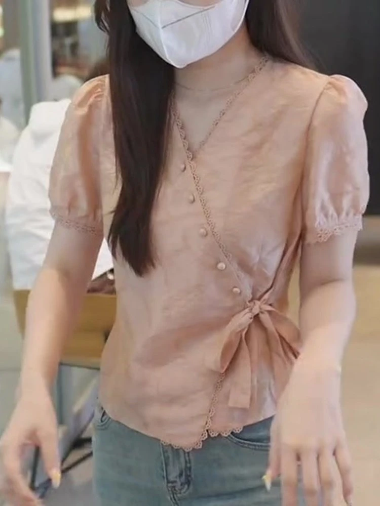 2025年夏季高级设计感轻奢百搭超好看时髦V领蕾丝泡泡袖上衣