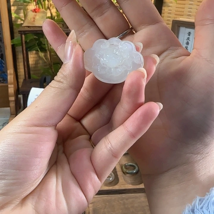 蛇纹石玉颈饰合金