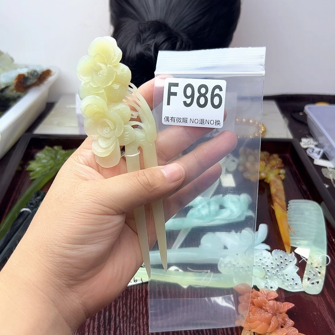 蛇纹石玉合金颈饰玉**子