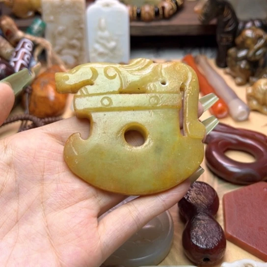 蛇纹石玉未镶嵌颈饰