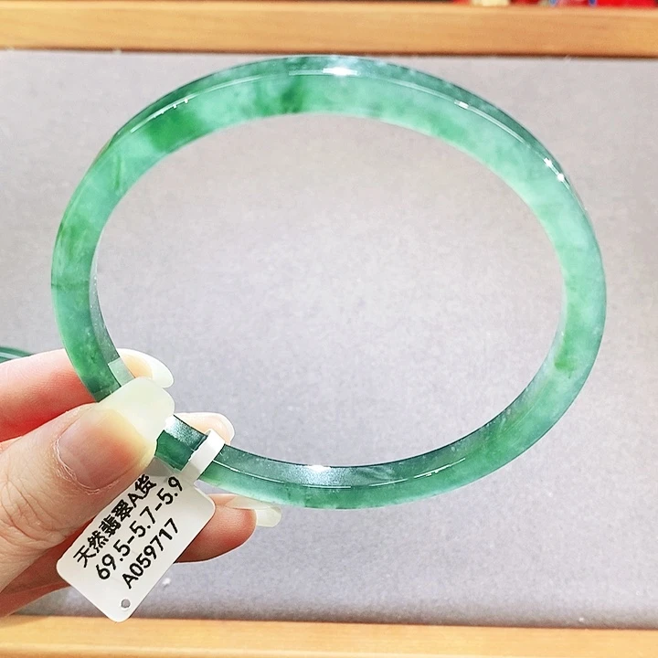 翡翠未镶嵌手镯（圆镯）