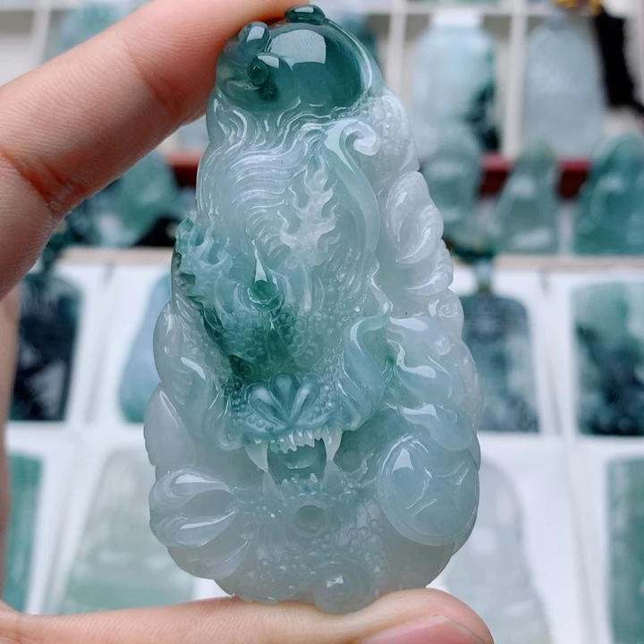 翡翠未镶嵌颈饰大龙