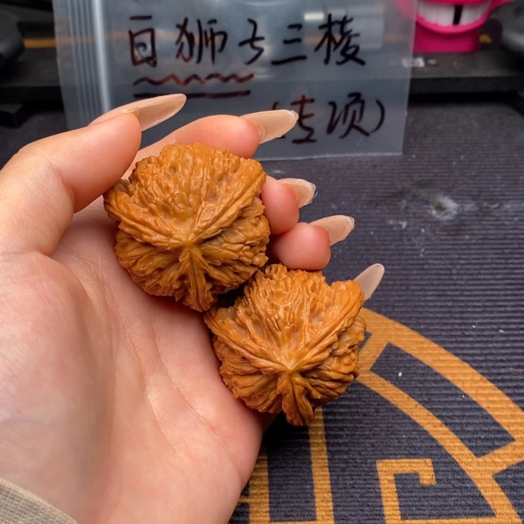 小***时文玩核桃吊坠白狮子
