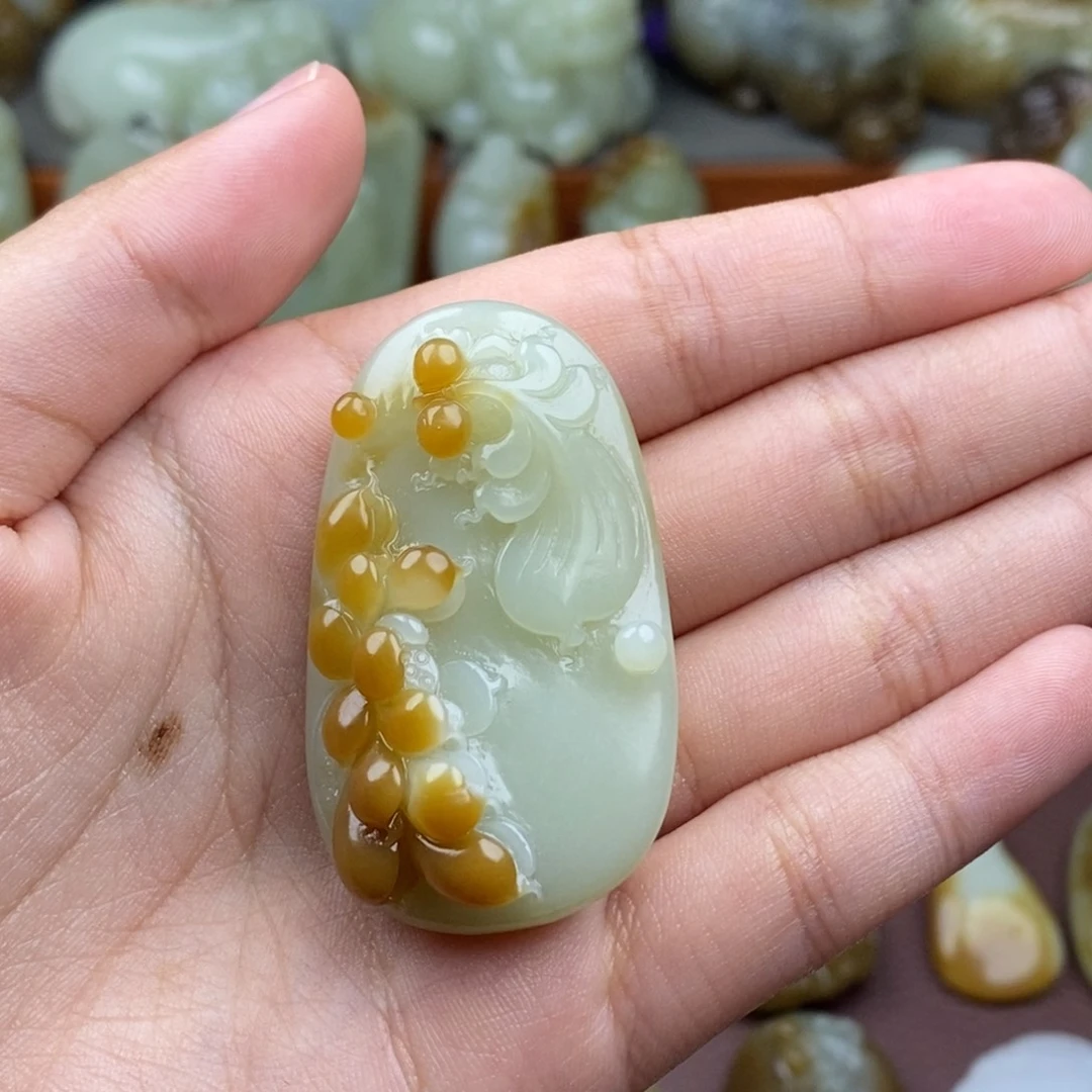 和田玉（糖玉）未镶嵌挂件糯**子
