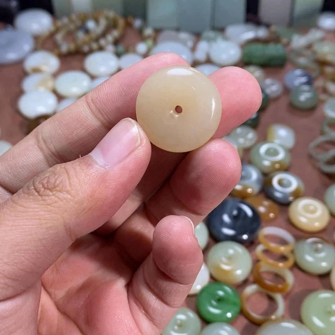 和田玉吊坠(不含链)未镶嵌奔**?