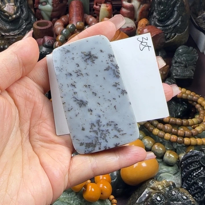 透闪石质玉未镶嵌珠宝奇石