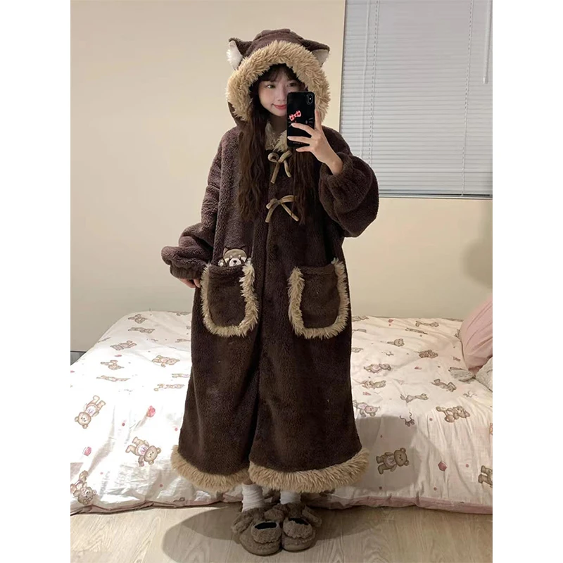 可爱小浣熊珊瑚绒连帽睡衣女冬季新款保暖加绒加厚家居服外穿睡袍
