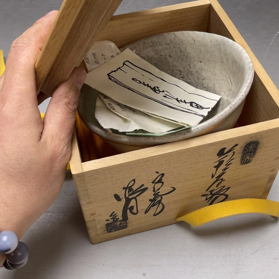 瓷片毎*?密密麻麻地排列着一个