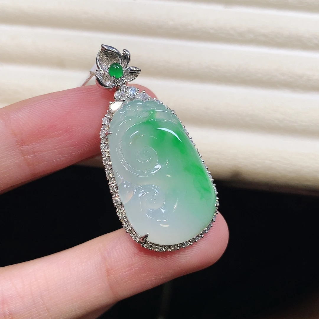 翡翠18K金镶嵌颈饰如意