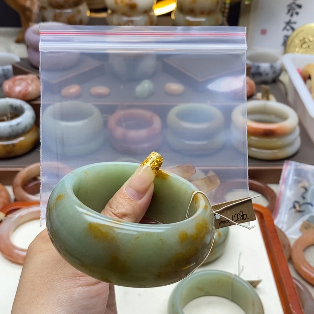 娜***乐石英质玉未镶嵌手镯