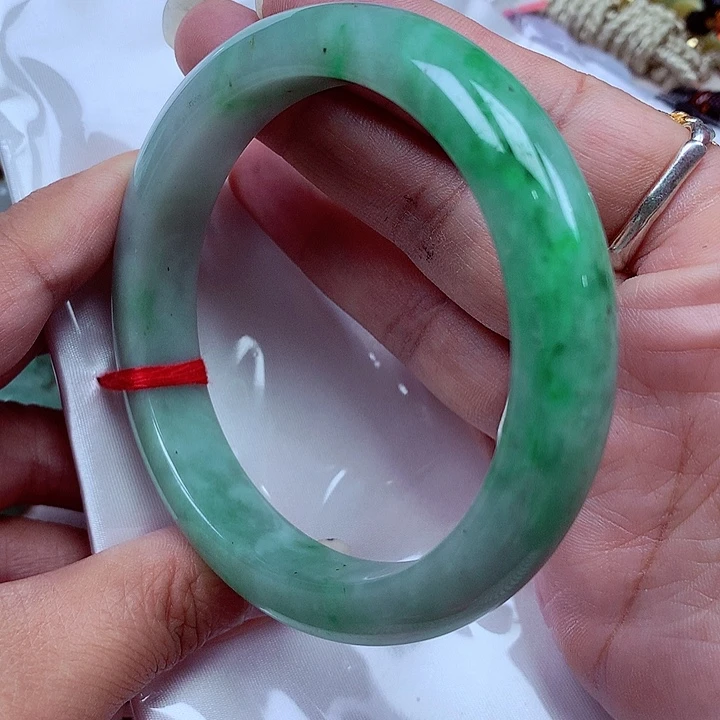 翡翠手镯未镶嵌翡翠
