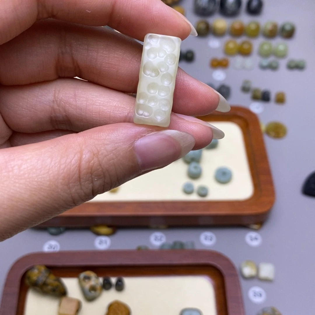 金***莱蛇纹石玉未镶嵌配饰