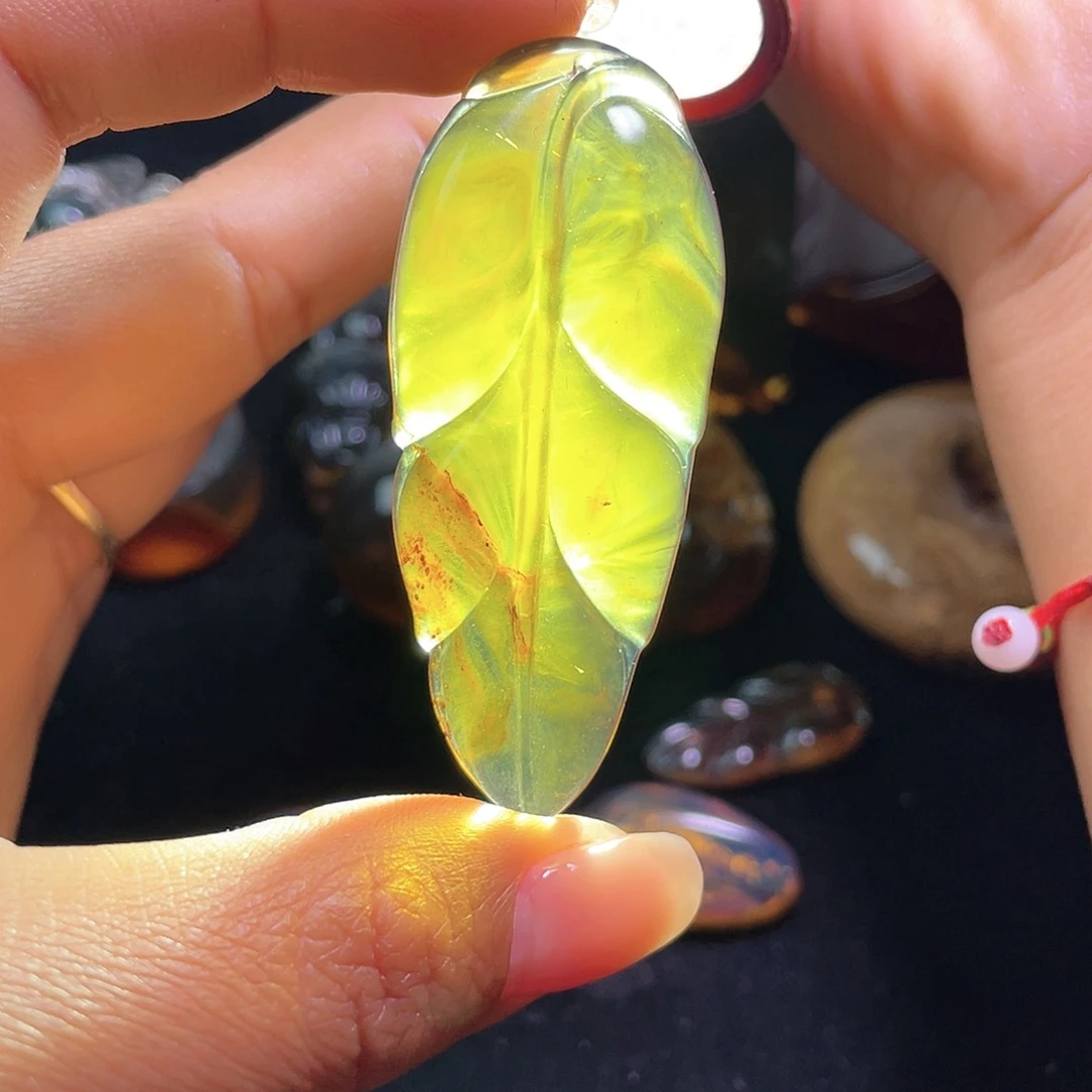 琥珀裸石未镶嵌。