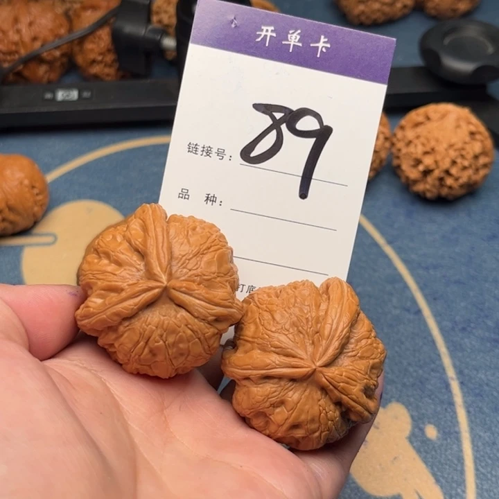 吊坠文玩核桃允****。元宝三棱43全品 89