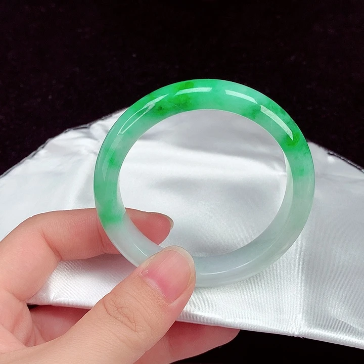 翡翠手镯未镶嵌翡翠