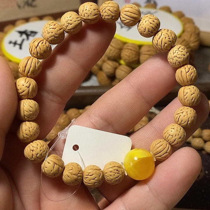 輕***傷手串桃核顺顺利利228.8。   56