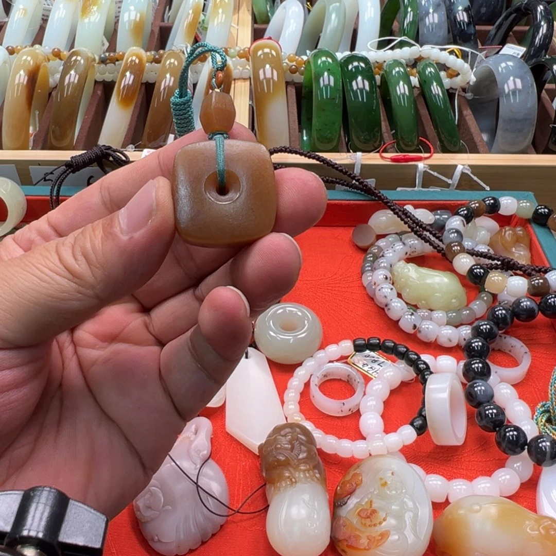 颈饰未镶嵌和田玉（糖玉）