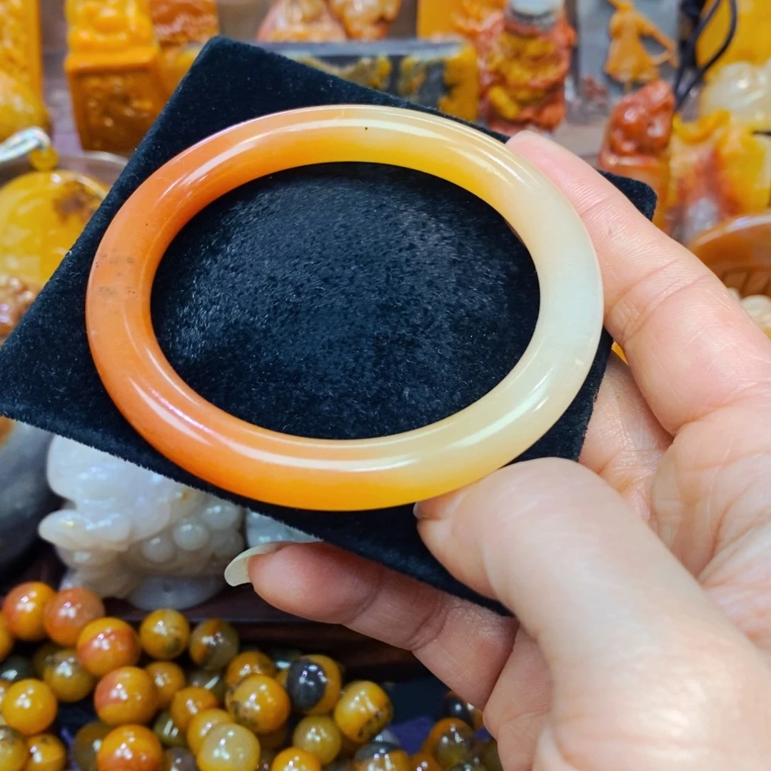 未镶嵌石英质玉（黄龙玉）颈饰