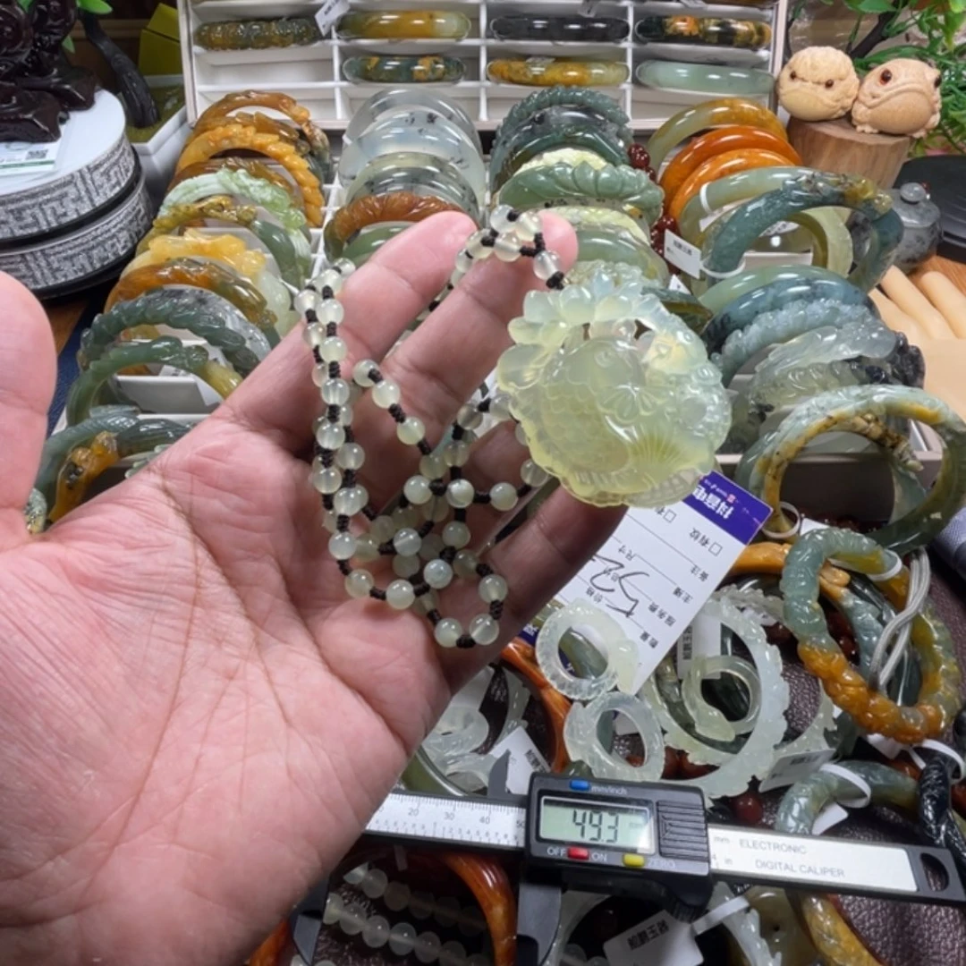 未镶嵌蛇纹石玉颈饰