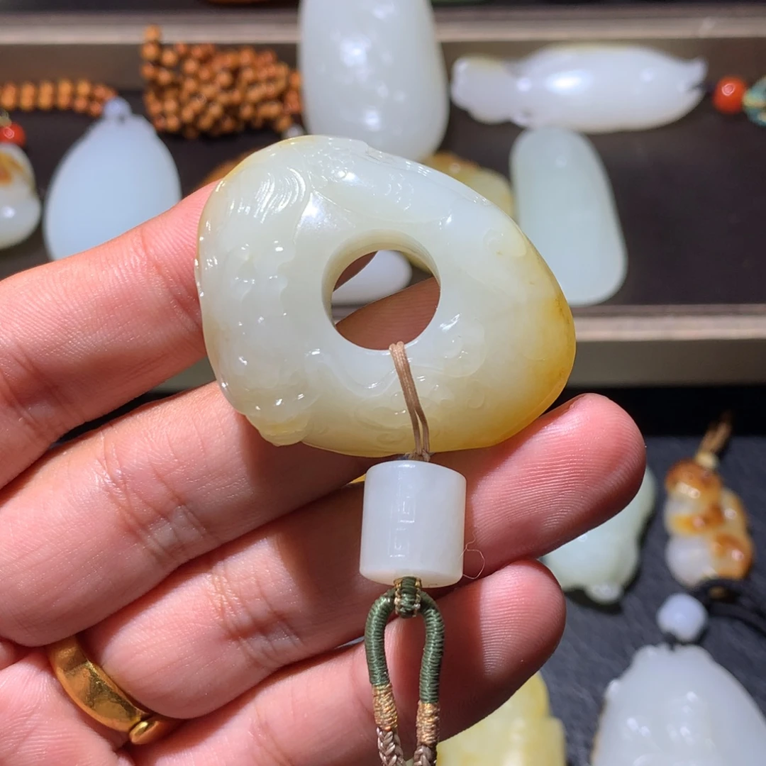 狗***巷和田玉未镶嵌颈饰