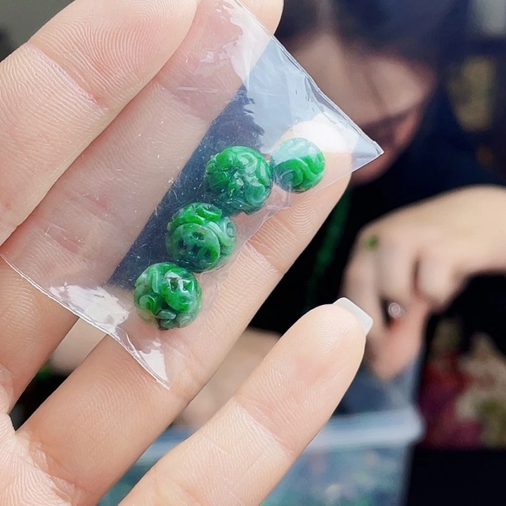 翡翠未镶嵌颈饰多样性