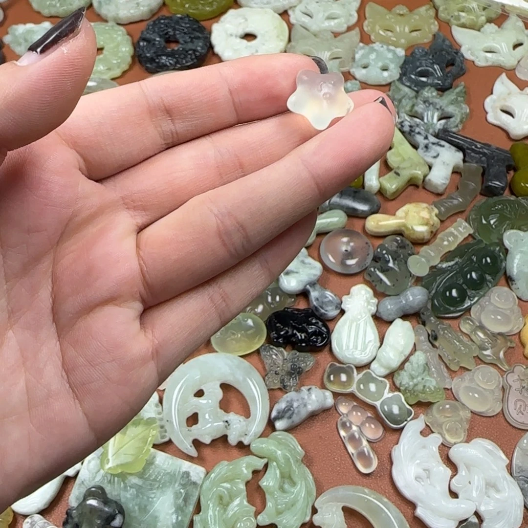 蛇纹石玉未镶嵌颈饰星星