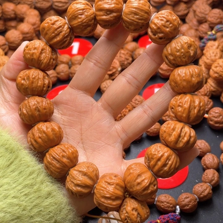 文玩核桃吊坠树王手持