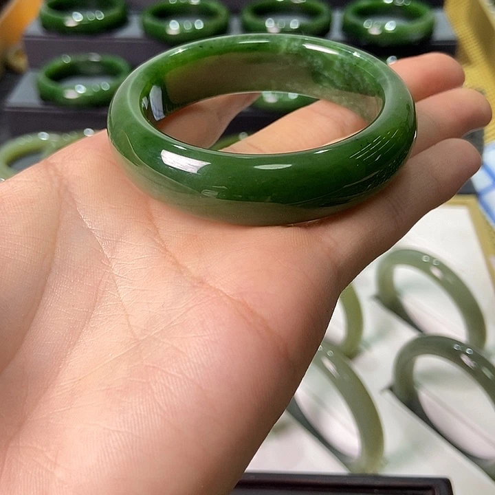 j***g和田玉（碧玉）未镶嵌手镯