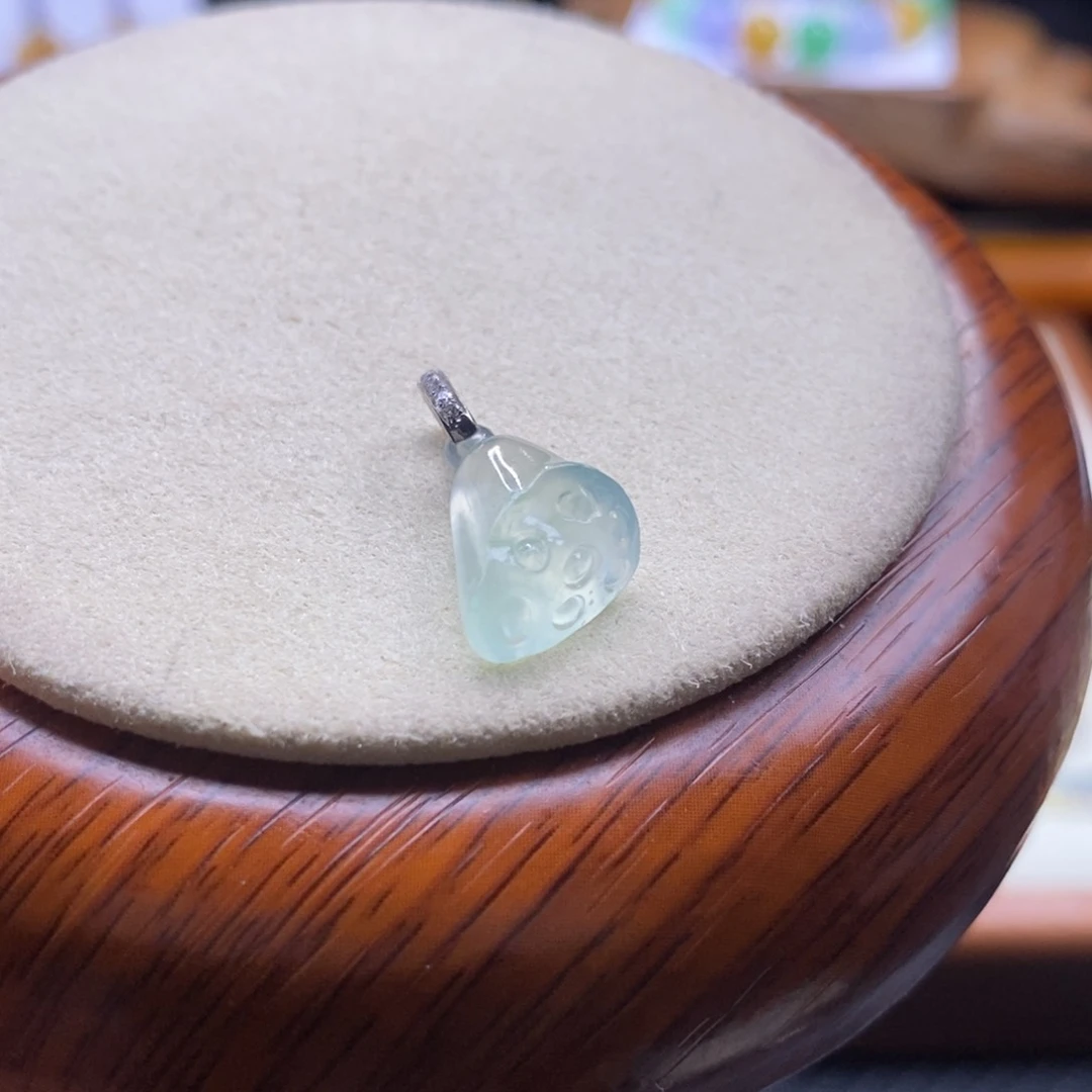 翡翠18K金镶嵌颈饰翡翠高冰晴底莲蓬