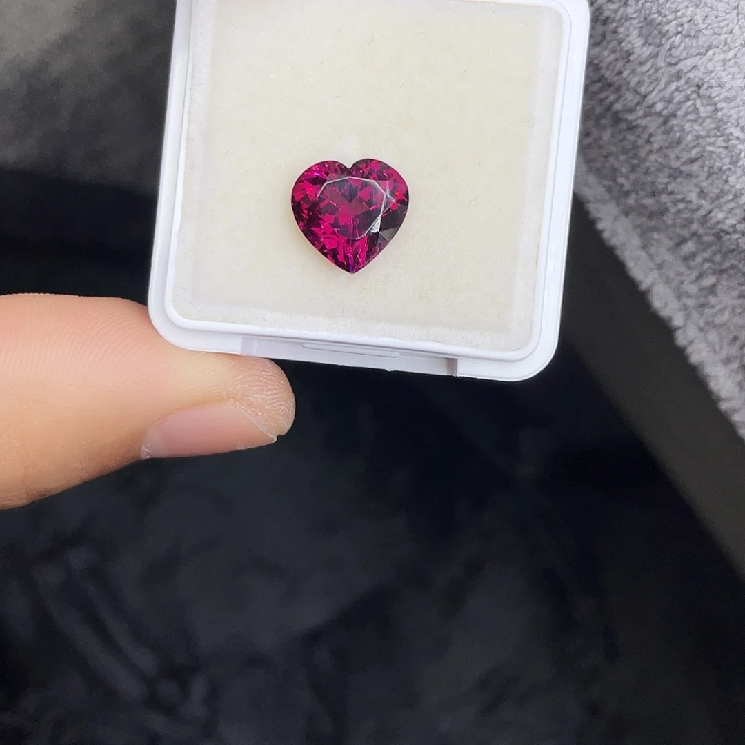 石榴石裸石未镶嵌5.223Ct。