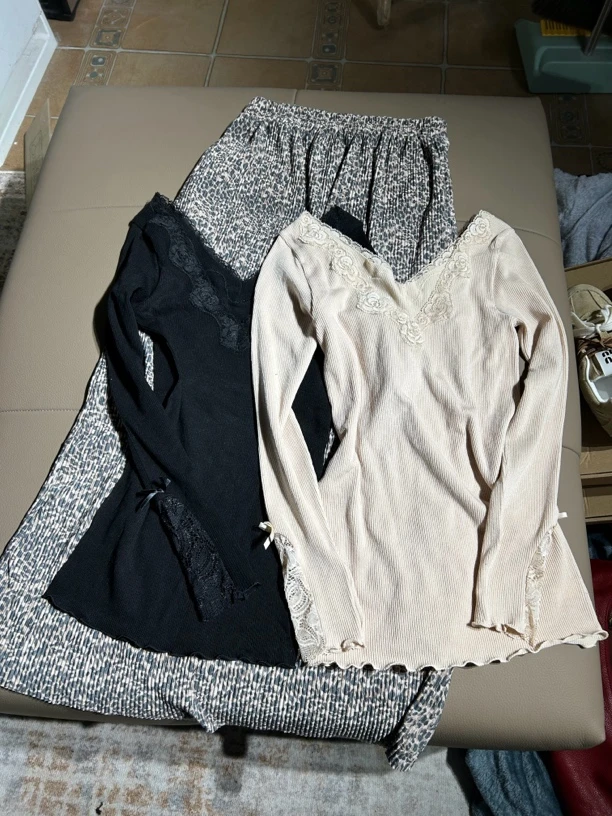 两色蕾丝拼接一字肩上衣