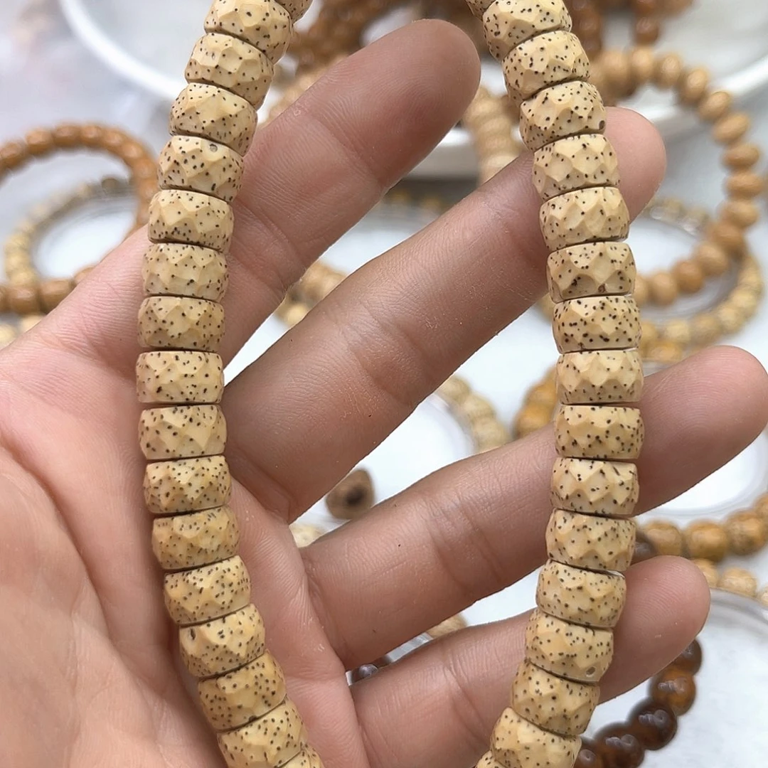 纷***干吊坠星月菩提鸡油黄手持