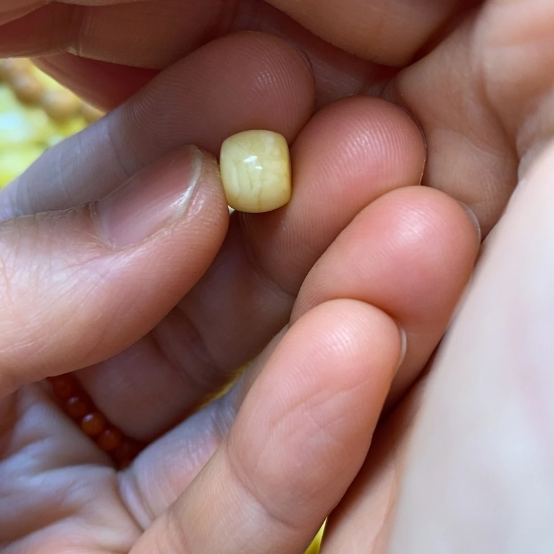 嗅***.琥珀未镶嵌裸石蜜蜡配珠