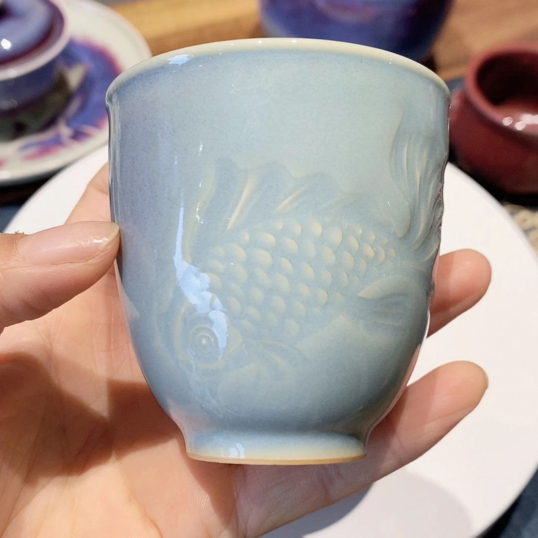 钧窑天青雕刻金鱼杯