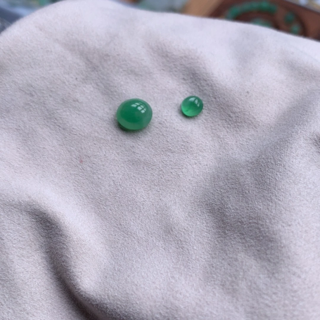 *****翡翠未镶嵌颈饰两颗蛋面