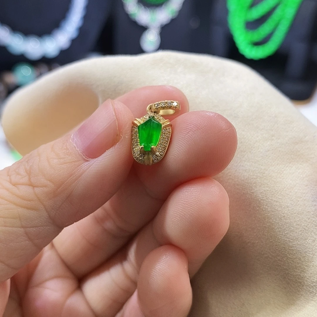 翡翠挂件未镶嵌提溜