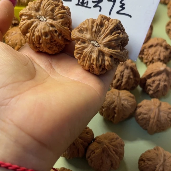 人***、手把件雕刻核桃粗筋