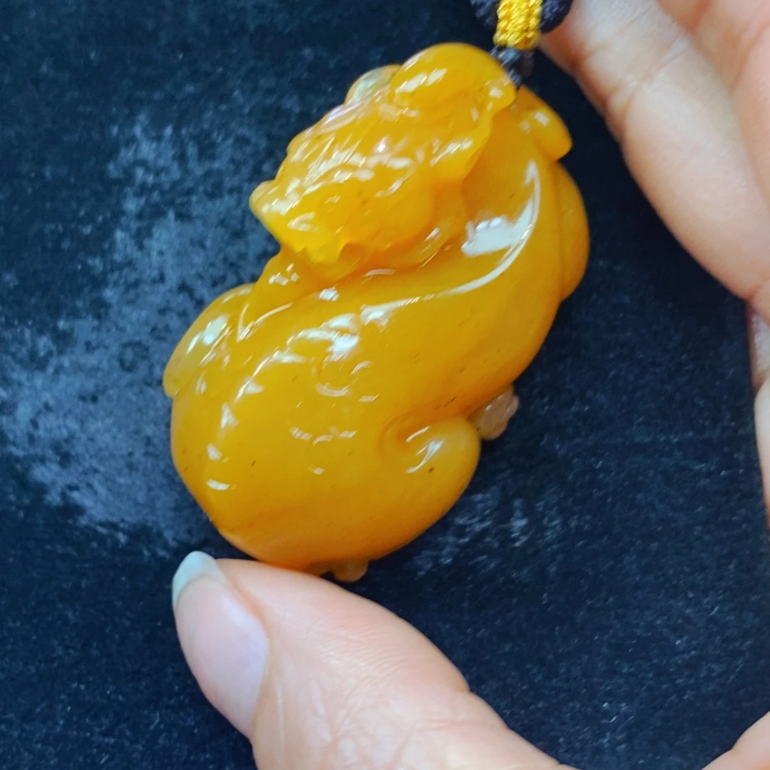 未镶嵌石英质玉（黄龙玉）颈饰