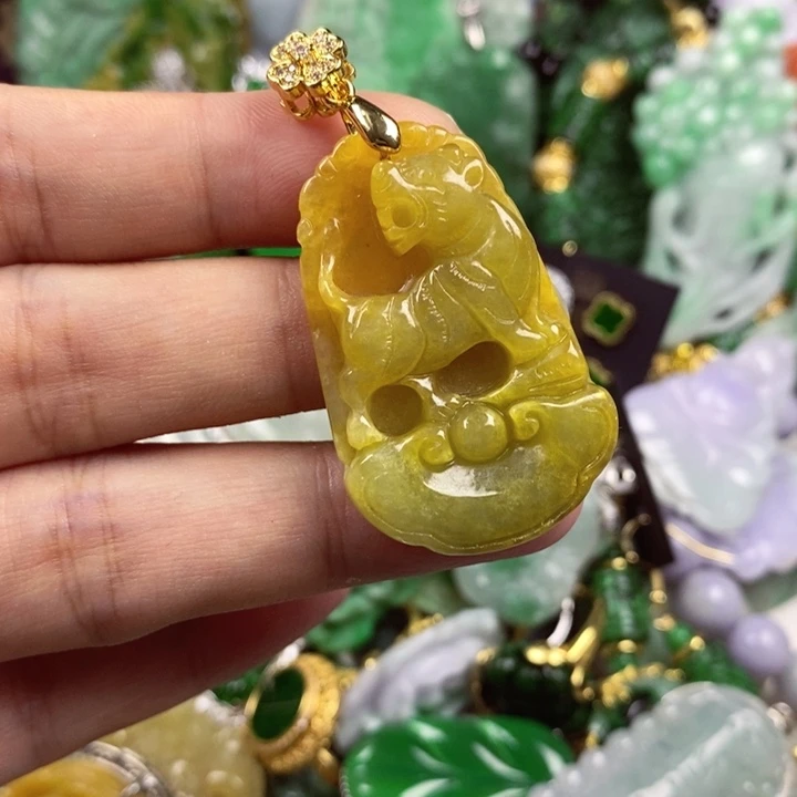 翡翠未镶嵌吊坠(赠链)