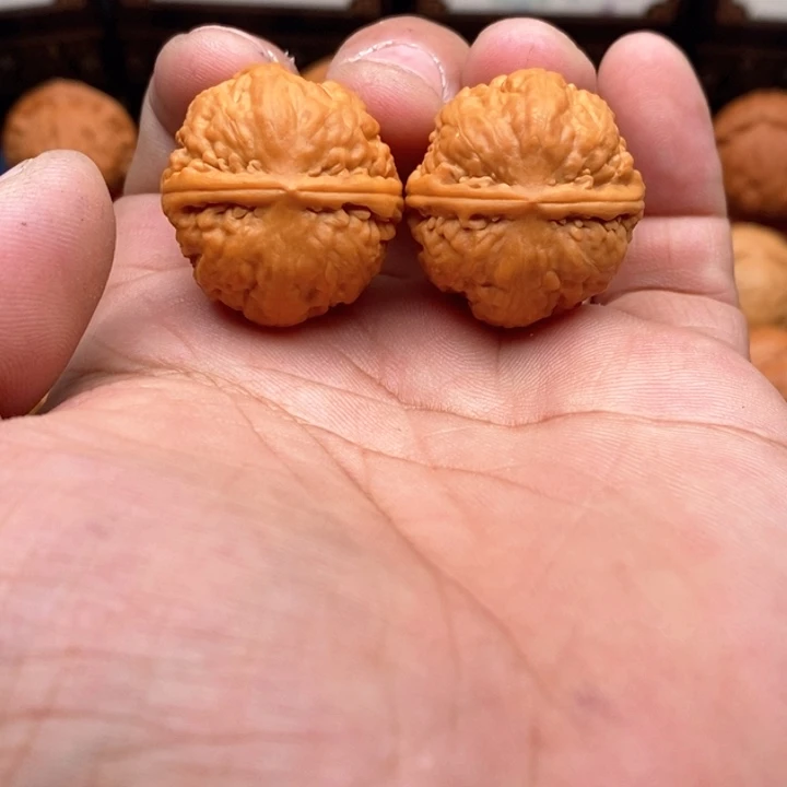 文玩核桃把件雲**舒手捻